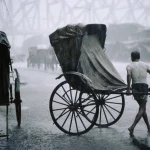 Homme tirant un rickshaw sous la pluie en ville