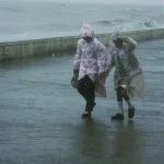 Promenade sur la digue sous la pluie