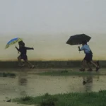 Enfants courant sous la pluie avec des parapluies