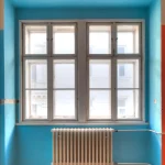 Fenêtre avec radiateur dans une pièce colorée