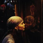 Femme embrassant une icône religieuse dans une église