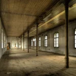Bâtiment Industriel Abandonné avec Colonnes et Grandes Fenêtres