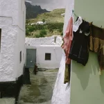 Allée pittoresque avec linge séchant