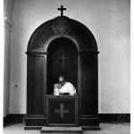Prêtre dans un confessionnal