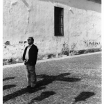 Homme debout devant un mur en stuc