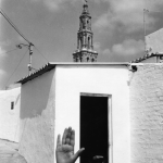 Main levée devant une architecture européenne