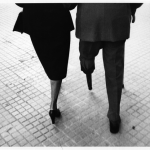 Deux personnes marchant côte à côte sur un trottoir