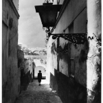 Rue étroite avec une personne marchant
