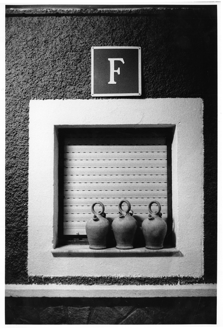 AKG1350232.webp Fenêtre avec jarres et panneau F – Image 1