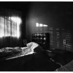 Chambre avec lits défaits et lumière naturelle