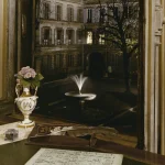 Vue nocturne d'une cour parisienne depuis un bureau avec partitions musicales