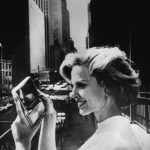 Femme utilisant une caméra dans une ville urbaine