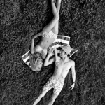 Couple allongé sur l'herbe en maillots de bain