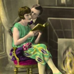 Un couple romantique des années 1920 lisant ensemble devant la cheminée