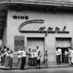 Devant le cinéma Capri, enfants et adultes à l'affiche d'Astérix et Cléopâtre.