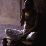 Homme méditant à l'intérieur avec un plateau de nourriture