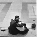 Couple embrassé sur un banc en ville