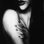 Portrait artistique en noir et blanc d'une femme