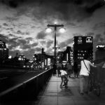 Soirée en ville avec piétons et cyclistes