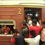 Voyageurs à bord d'un train bondé en Asie