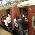 Heure de pointe dans un train surpeuplé