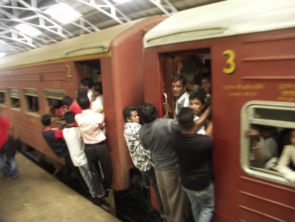 Heure de pointe dans un train surpeuplé
