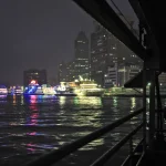 Bateaux illuminés au port la nuit