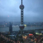 Vue nocturne de la tour de télévision Perle de l'Orient à Shanghai