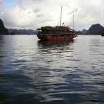 Bateau de croisière sur la baie d'Ha Long