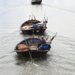 Bateaux de pêche en file sur un lac
