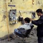 Coiffeur de rue en Asie