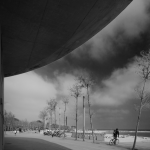 Cycliste sur promenade en bord de mer