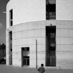 Jogger devant un bâtiment moderne en béton
