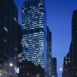 Gratte-ciel moderne illuminé la nuit