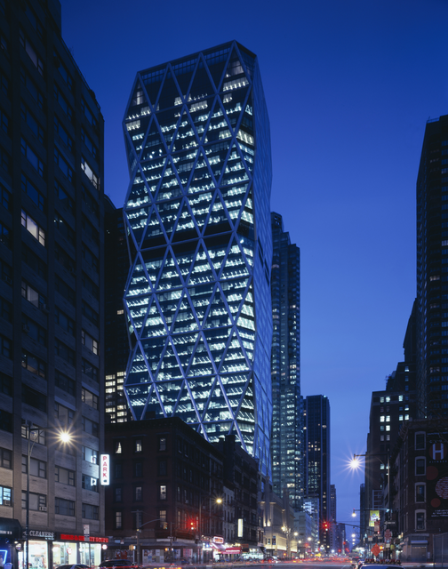 AKG1455547.webp Gratte-ciel moderne illuminé la nuit – Image 1