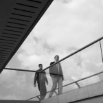 Gens marchant sur un pont moderne