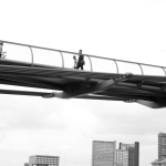 Piétons traversant un pont urbain moderne