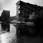 Bâtiments modernes au bord d'un canal
