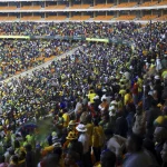 Foule de supporters lors d'un match de football dans un stade