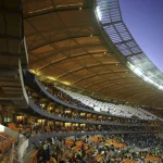 Stade rempli de spectateurs en soirée