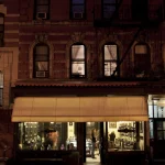 Façade de magasin illuminé la nuit