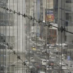 Reflet urbain dans une façade en verre