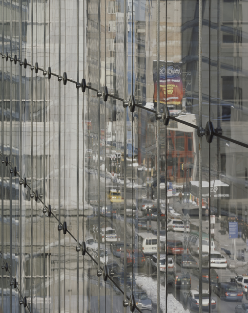 AKG1468111.webp Reflet urbain dans une façade en verre – Image 1