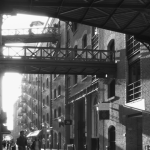 Promenade dans une rue historique en noir et blanc