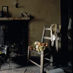 Chaise en bois avec légumes et objets divers dans une pièce ancienne