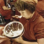 Ouvrières en usine inspectant un réflecteur