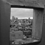 Vue Urbaine à Travers un Cadre Bétonné