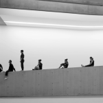 Groupe de personnes assises sur un mur, intérieur moderne
