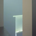 Architecture intérieure minimaliste avec lumière naturelle filtrée