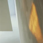 Lumière du soleil à travers l'ouverture d'un bâtiment moderne